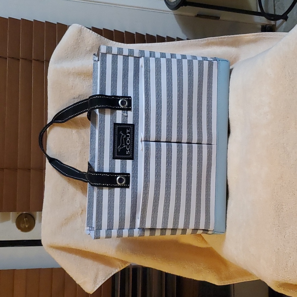UPTOWN GIRL POCKET TOTE BAG